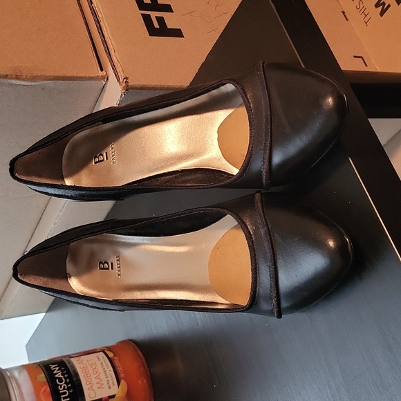 Bakers Shoes - Bakers leather pumps/heels black never worn!